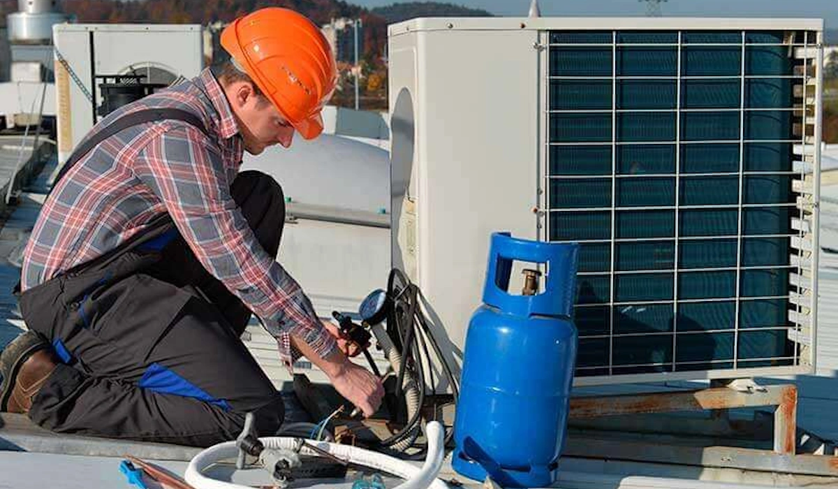 hvac technician repairing outdoor air conditioner in ypsilanti mi 734-999-7310